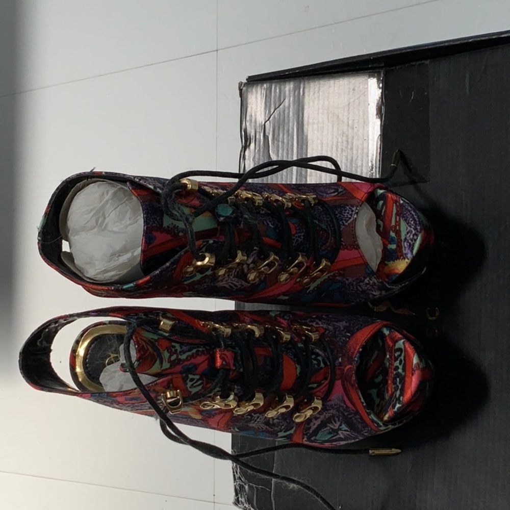 Scene. Size 6.5. Multi-color. - Picture 3 of 5